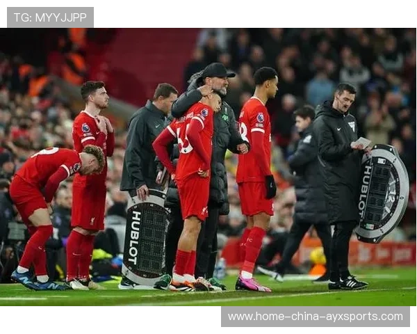 利物浦利用边路优势频繁威胁禁区,攻守转换自如