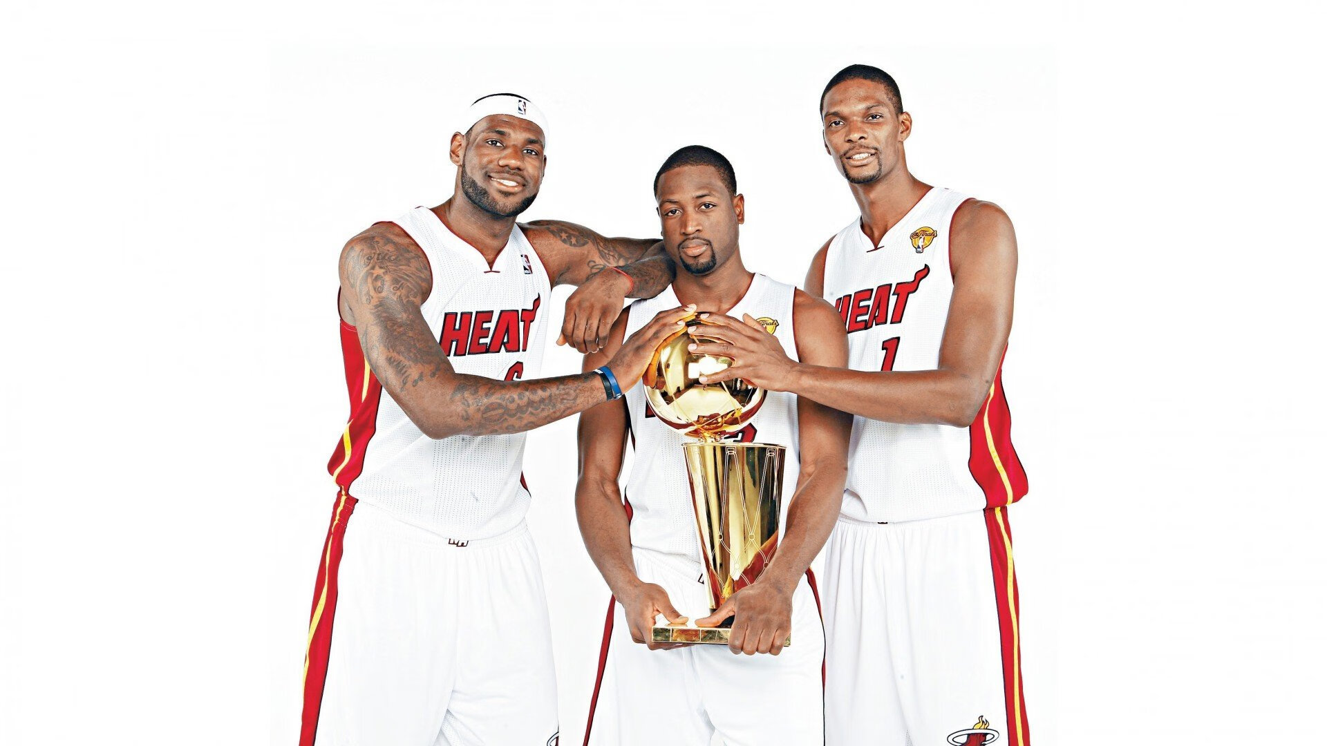 《多平台联动直播：打造全景式的电竞观看体验》，多屏直播互动的平台